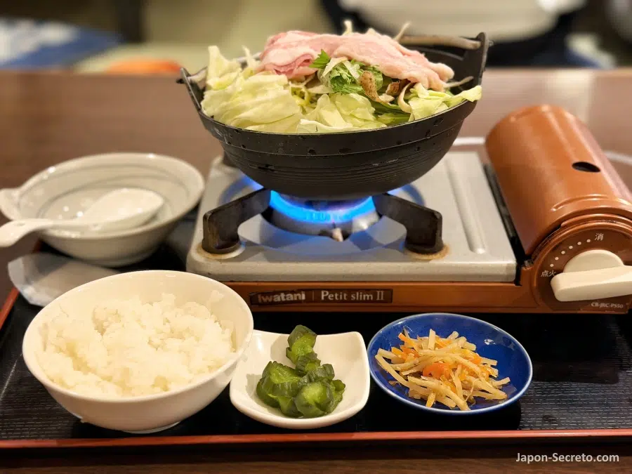 Comiendo chanko nabe en el restaurante Chanko Dōjō Ryō (ちゃんこ道場両 国駅前店別館) del barrio de Ryogoku en Tokio