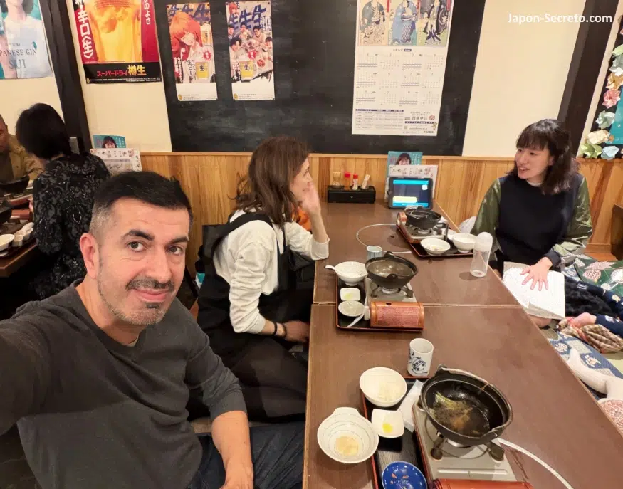 Comiendo chanko nabe en el restaurante Chanko Dōjō Ryō (ちゃんこ道場両 国駅前店別館) del barrio de Ryogoku en Tokio con nuestra amiya Yuki