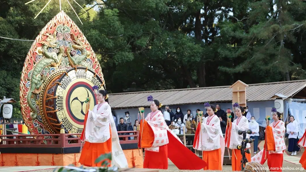 Festival Kasuga Wakamiya On Matsuri (春日若宮おん祭) celebrado en diciembre en el santuario Kasuga Taisha de Nara parea rezar por la salud y ricas cosechas para el nuevo año.