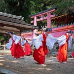 Festival Kasuga Wakamiya On Matsuri (春日若宮おん祭) celebrado en diciembre en el santuario Kasuga Taisha de Nara parea rezar por la salud y ricas cosechas para el nuevo año.
