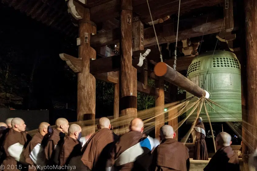 17 monjes tocando la campana en Nochevieja (Joya No Kane) en el templo Chion-in de Kioto. La mayor campana de Kioto.