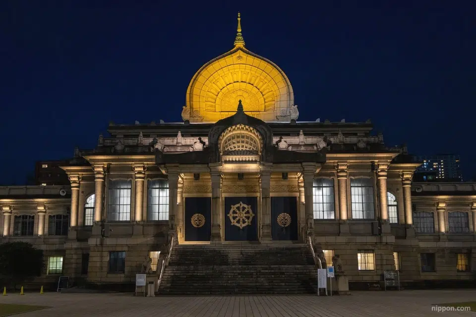 Templo Tsukiji Honganji, de noche, con aspecto de templo indio, cerca del mercado de pescado o lonja de Tsukiji, en Tokio