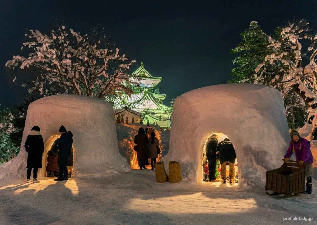 Festival de las Kamakura de Nieve de Yokote (横手の雪祭り, Yokote No Yuki Matsuri) con iglús iluminados, invierno en Japón