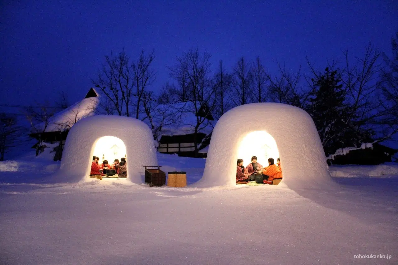 Festival de las Kamakura de Nieve de Yokote (横手の雪祭り, Yokote No Yuki Matsuri) con iglús iluminados, invierno en Japón