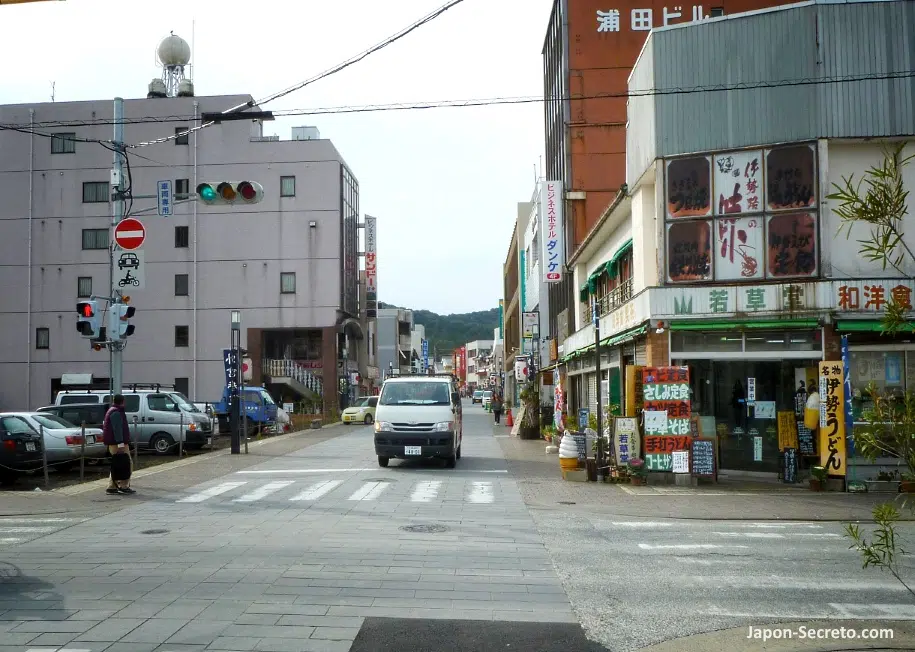 Caminado por la calle semipeatonal Geku Sando hasta el santuario exterior Geku del santuario Ise Jingu