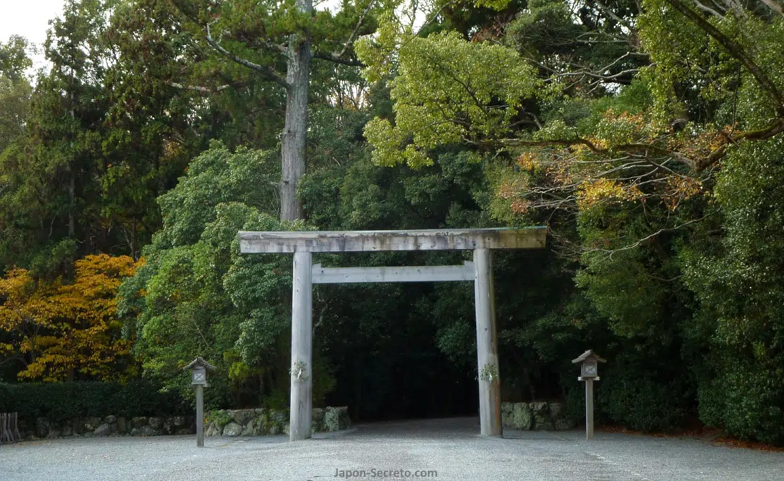 Gran puerta Daichi Torii (第一鳥居) de entrada al Geku (外宮) o Santuario Exterior de Ise Jingu
