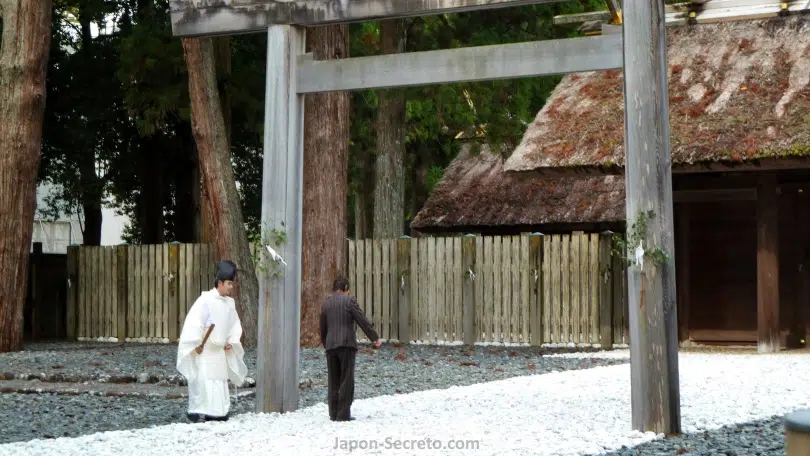 Gran puerta torii en el Geku (外宮) o Santuario Exterior de Ise Jingu y sacerdote