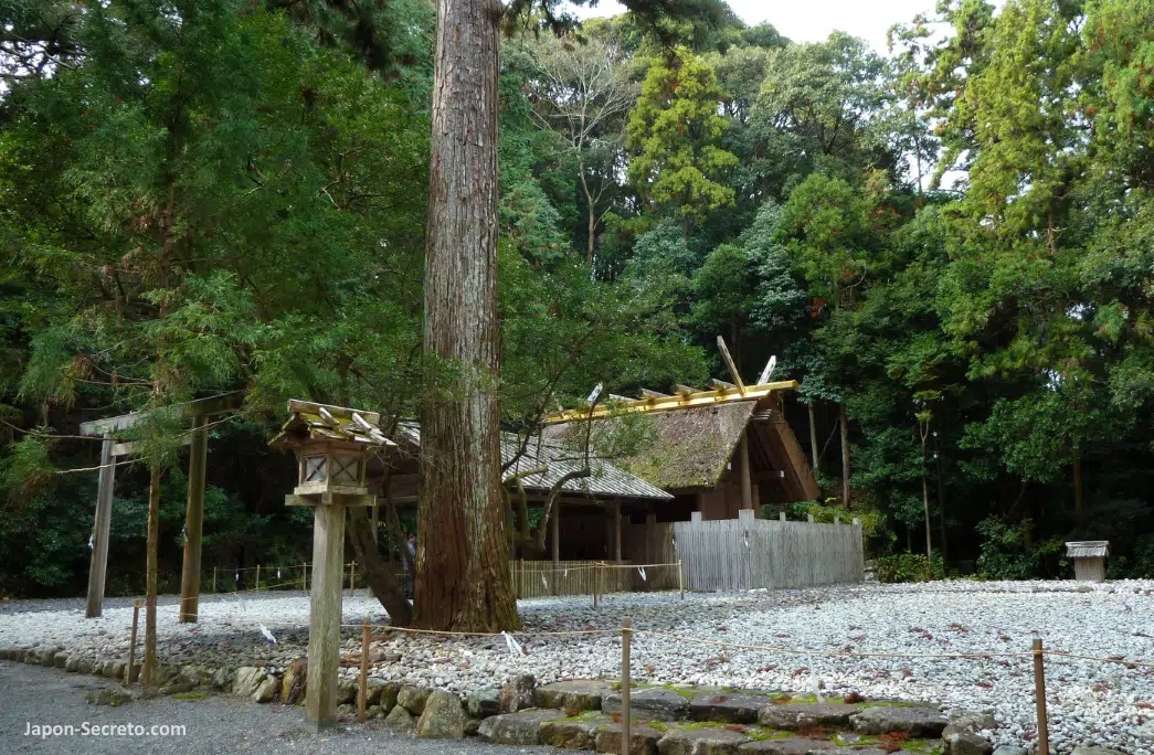 Santuario Tsuchi No Miya (豊受大神宮別宮 土宮), en los terrenos interiores del Geku (外宮) o Santuario Exterior de Ise Jingu
