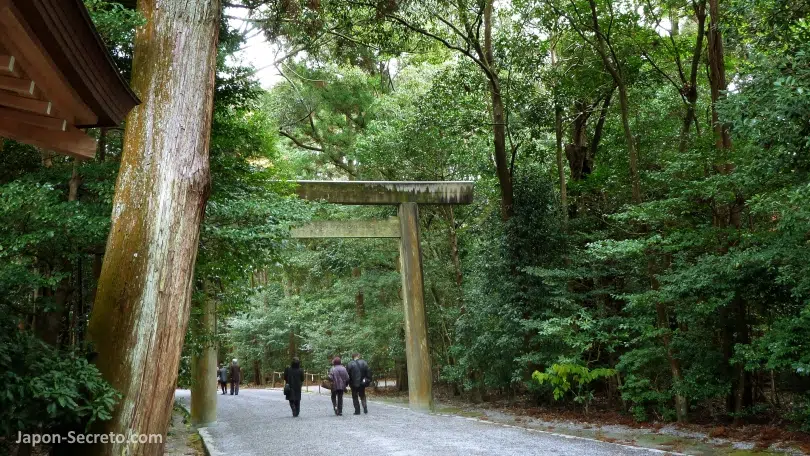 Gran puerta torii en los terrenos del Geku (外宮) o Santuario Exterior de Ise Jingu