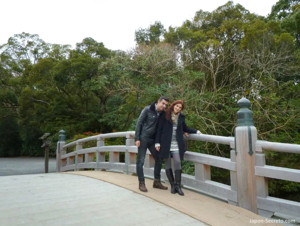 Puente Hiyokebashi de acceso al Geku (外宮) o Santuario Exterior de Ise Jingu