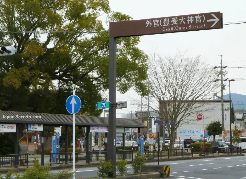 Parada de autobús y señal indicativa cerca del Geku (外宮) o Santuario Exterior de Ise Jingu