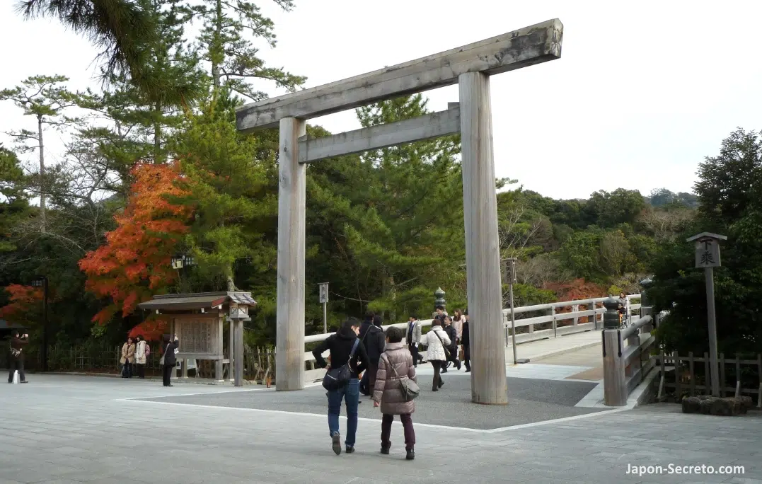 Gran puerta torii de acceso al puente Ujibashi (宇治橋) del Naiku (内宮) o Santuario Interior
