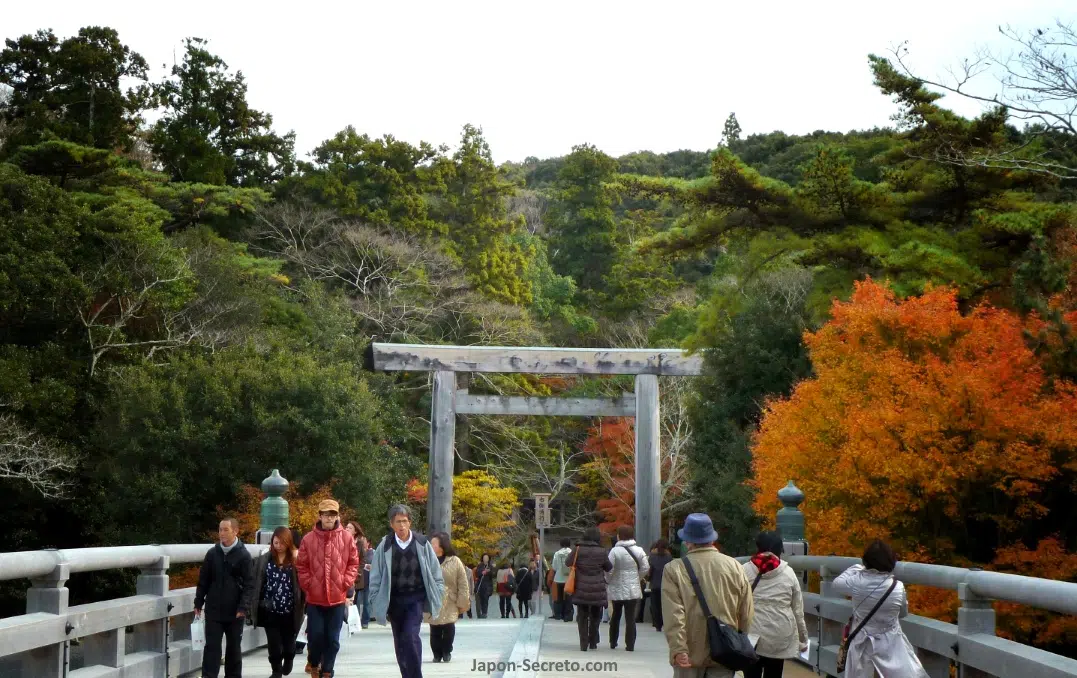 Gran puerta torii al final del puente Ujibashi (宇治橋) del Naiku (内宮) o Santuario Interior