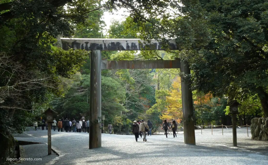 Ichinotorii (一の鳥居) en los terrenos del Naiku (内宮) o Santuario Interior