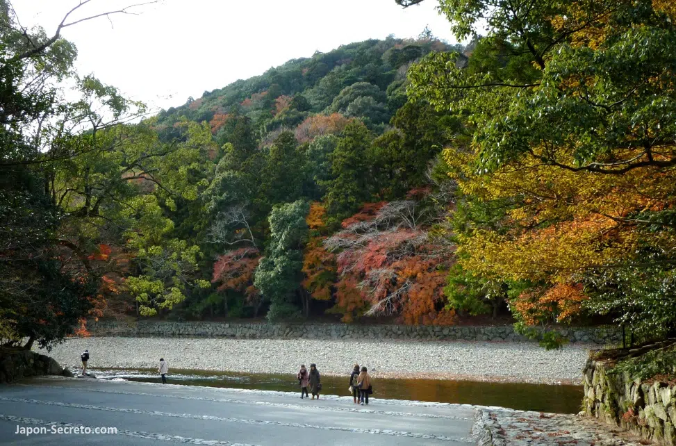 Mitarashiba (御手洗場): lugar en el que bañarse en el río Isuzu a su paso por los terrenos del Naiku (内宮) o Santuario Interior