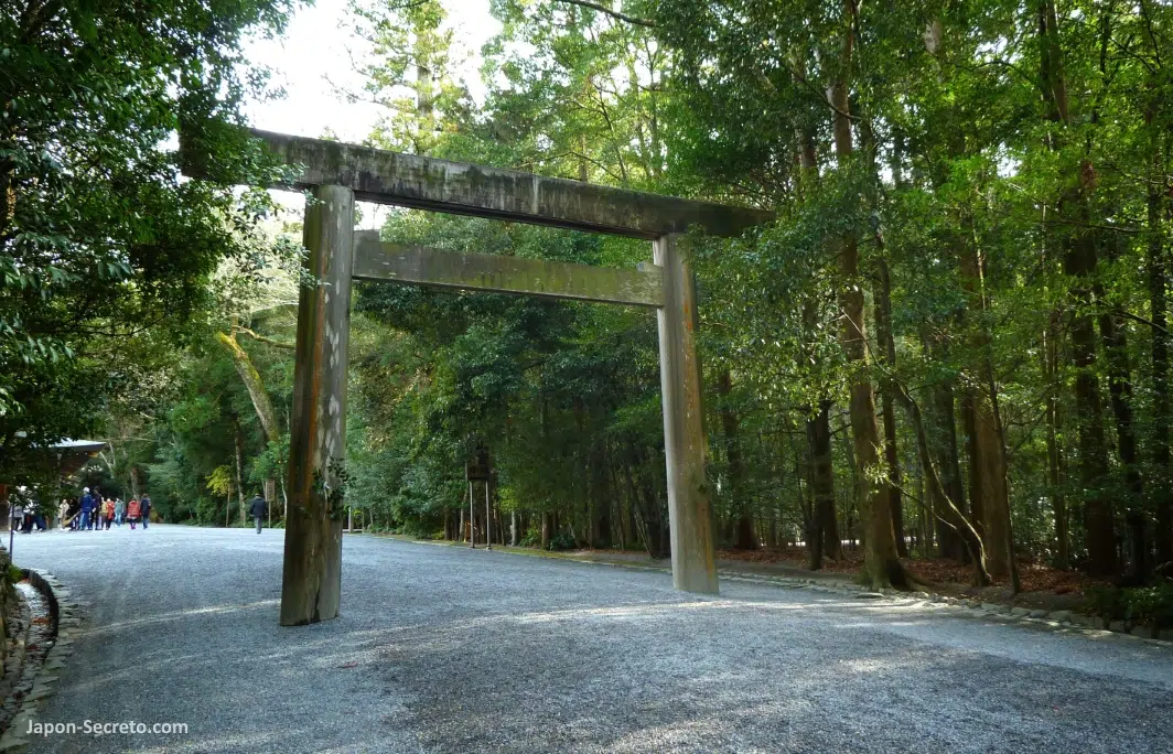 Gran puerta torii en los terrenos del Naiku (内宮) o Santuario Interior