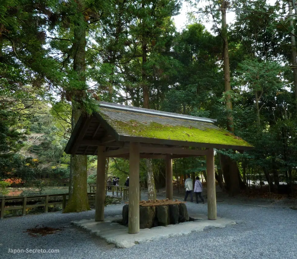 Chozuya o temizu (lugar de abluciones) en los terrenos del Naiku (内宮) o Santuario Interior