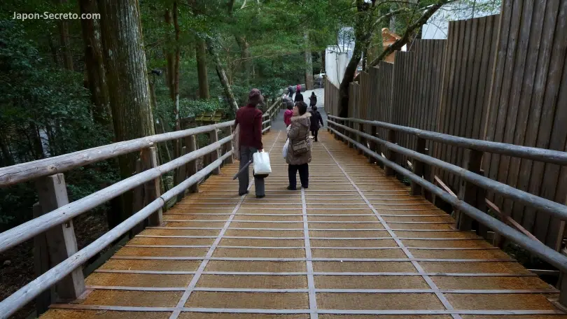 Pasarela rodeando un edificio sagrado en construcción en los terrenos del Naiku (内宮) o Santuario Interior