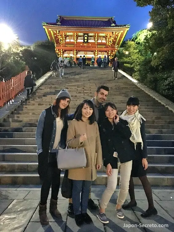 Visita nocturna al santuario Tsurugaoka Hachimangu de Kamakura con amigas