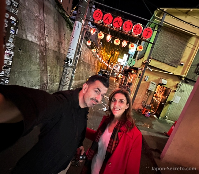Nonbei Yokochō (のんべい横丁) o callejón de los borrachos, lleno de pequeñas izakayas de yakitori y minúsculos bares en Shibuya (Tokio)