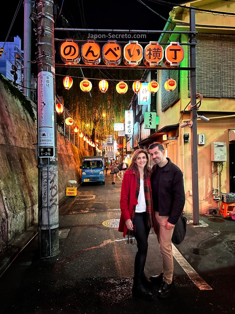 Nonbei Yokochō (のんべい横丁) o callejón de los borrachos, lleno de pequeñas izakayas de yakitori y minúsculos bares en Shibuya (Tokio)