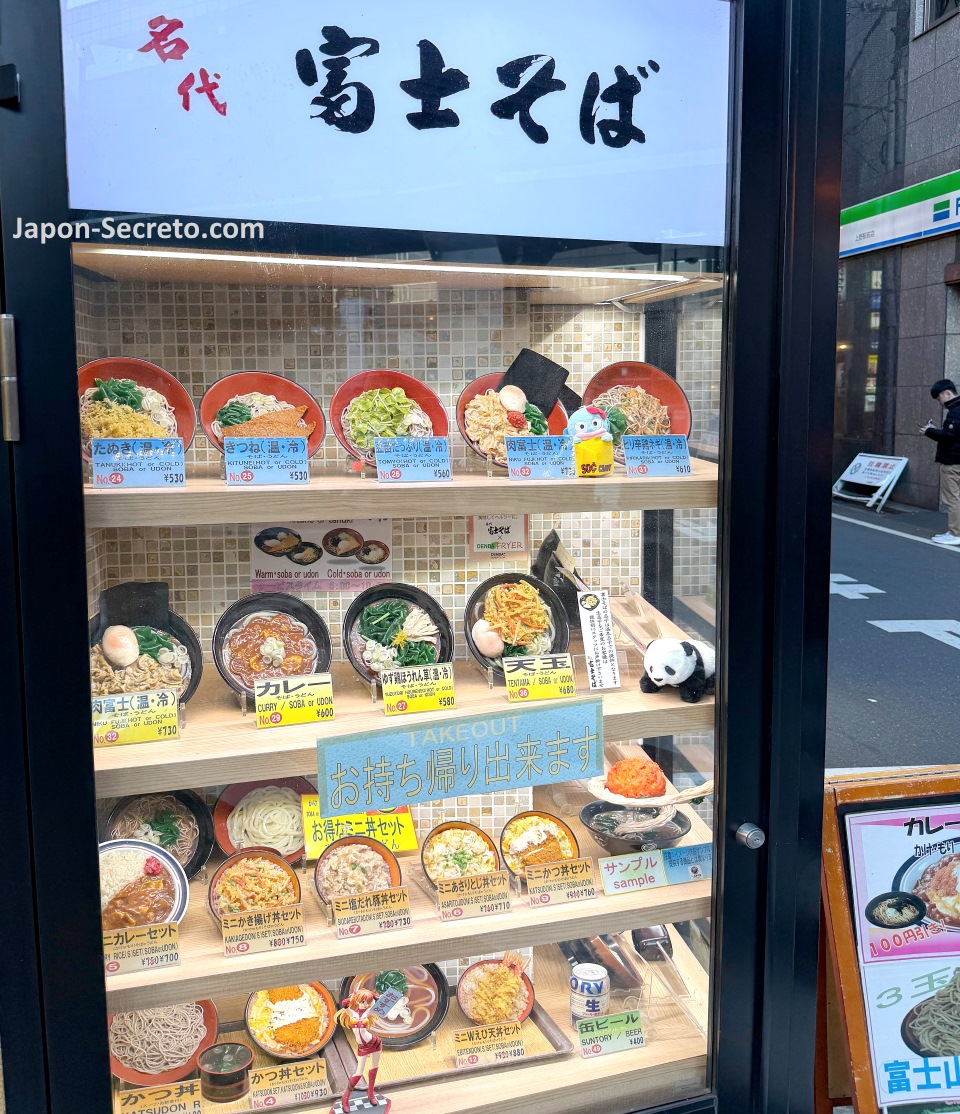 Comida de plástico de ejemplo o shokuji sampuru en el escaparate de un restaurante de la cadena Fuiji Soba en Tokio