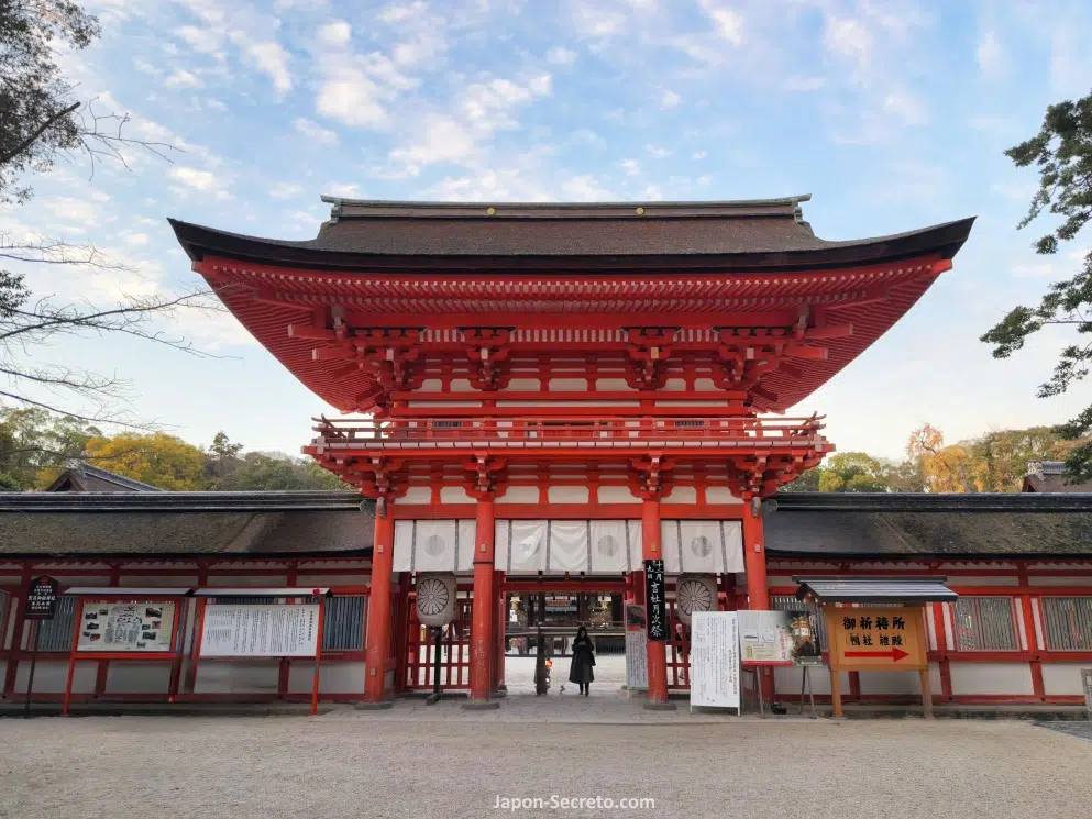 Puerta principal de entrada al santuario Shimogamo Jinja (下鴨神社) de Kioto
