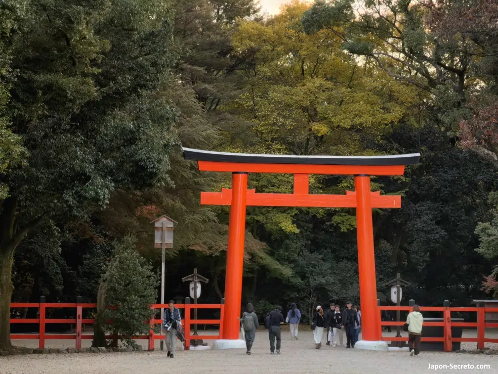 El santuario Shimogamo Jinja (下鴨神社) de Kioto: torii de entrada al bosque Tadasu No Mori