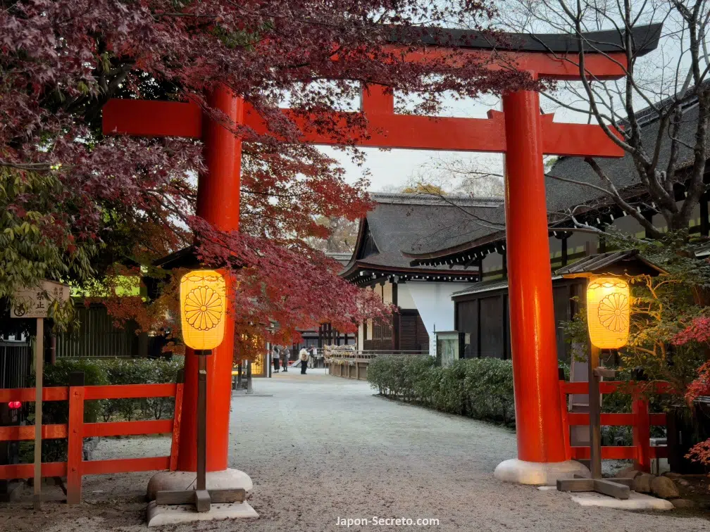 Gran torii del santuario Shimogamo Jinja (下鴨神社) de Kioto en otoño