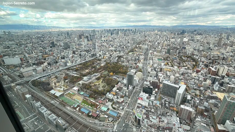 Vista del barrio de Tennoji (Osaka) desde lo alto del rascacielos Abeno Harukas (あべのハルカス)
