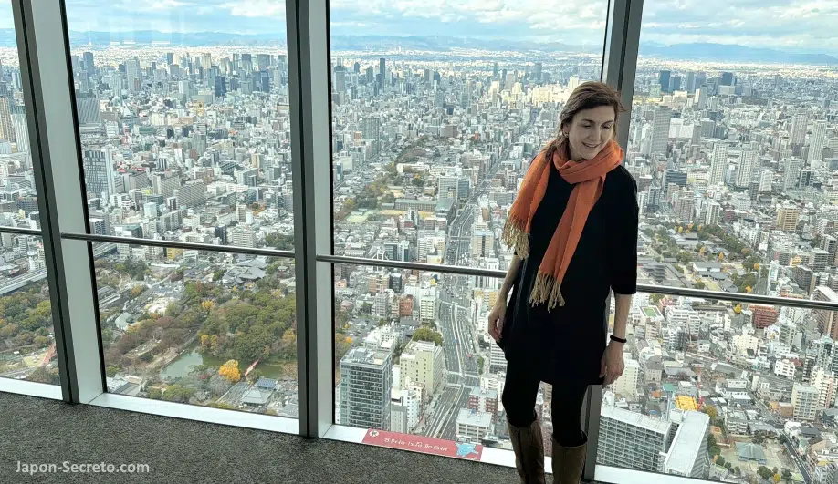 Disfrutando de las vistas desde lo alto del rascacielos Abeno Harukas (あべのハルカス) de Tennoji, Osaka