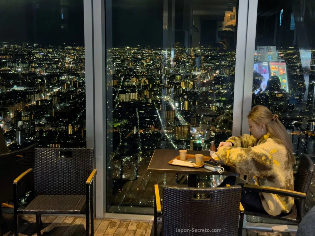 Disfrutando de las vistas nocturnas desde una de las cafeterías del rascacielos Abeno Harukas (あべのハルカス) de Tennoji, Osaka
