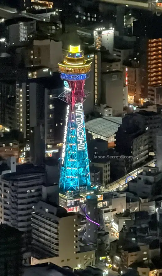 Vista de la Torre Tsutenkaku (通天閣) del barrio de Shinsekai (新世界) en el distrito de Tennoji (Osaka) desde lo alto del rascacielos Abeno Harukas (あべのハルカス)