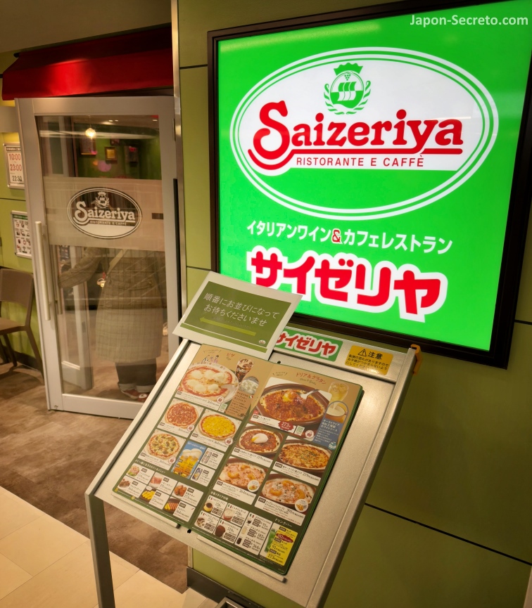 Comiendo en un restaurante Saizeriya de Tennoji (Osaka)