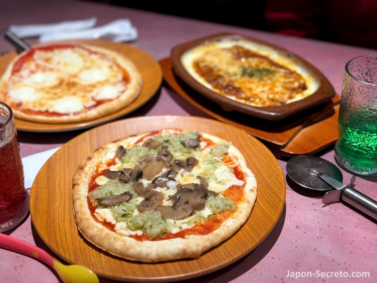 Comiendo pizzas en un restaurante Saizeriya de Tennoji (Osaka)