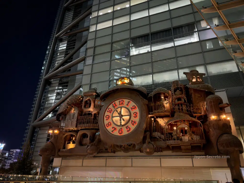 Reloj gigante Nippon TV Odokei o Nittere Odokei (日テレ大時計), diseñado por Hayao Miyazaki y situado en Shiodome Shiosite, en el barrio de Shinbashi en Tokio