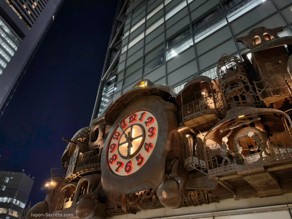 Reloj gigante Nippon TV Odokei o Nittere Odokei (日テレ大時計), diseñado por Hayao Miyazaki y situado en Shiodome Shiosite, en el barrio de Shinbashi en Tokio