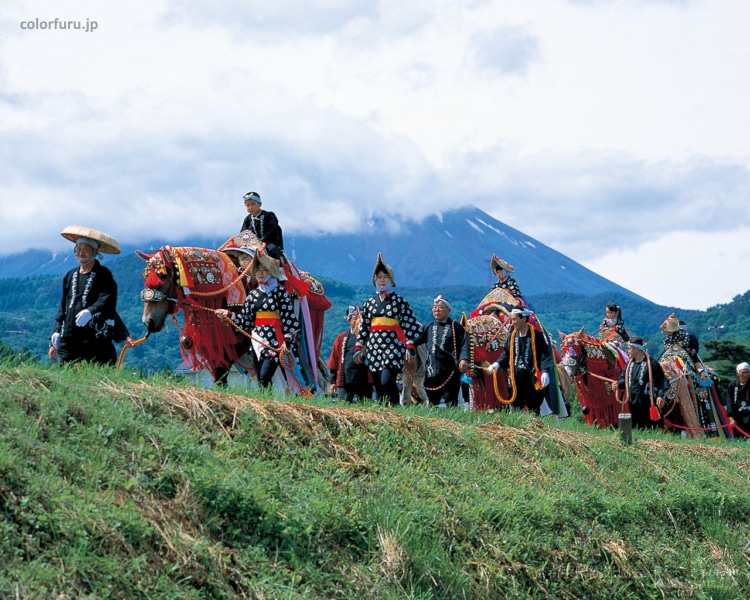 Desfile de caballos durante el festival Chagu Chagu Umakko (チャグチャグ馬コ) de Morioka (Japón)
