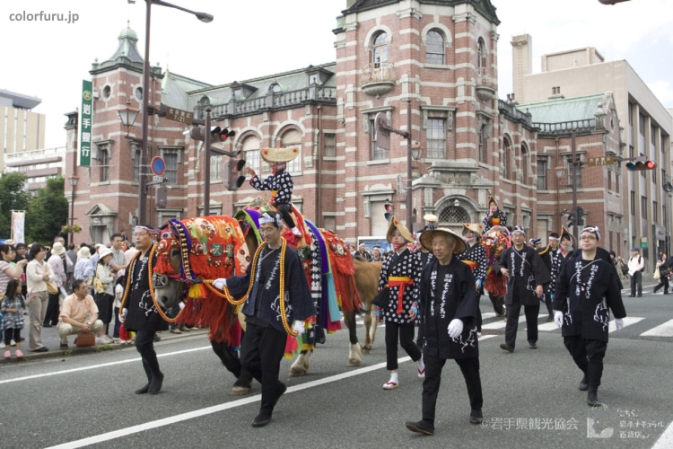 Desfile de caballos durante el festival Chagu Chagu Umakko (チャグチャグ馬コ) de Morioka (Japón)