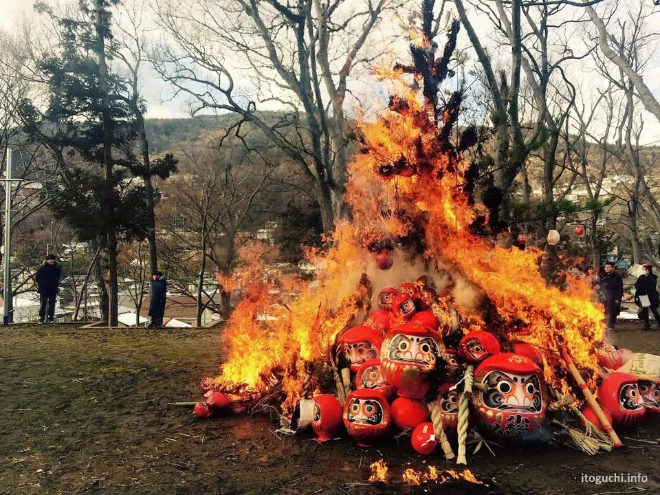 Ritual Dondoyaki (quemar adornos de Año Nuevo como los Daruma) durante el Koshogatsu o pequeño año nuevo japonés
