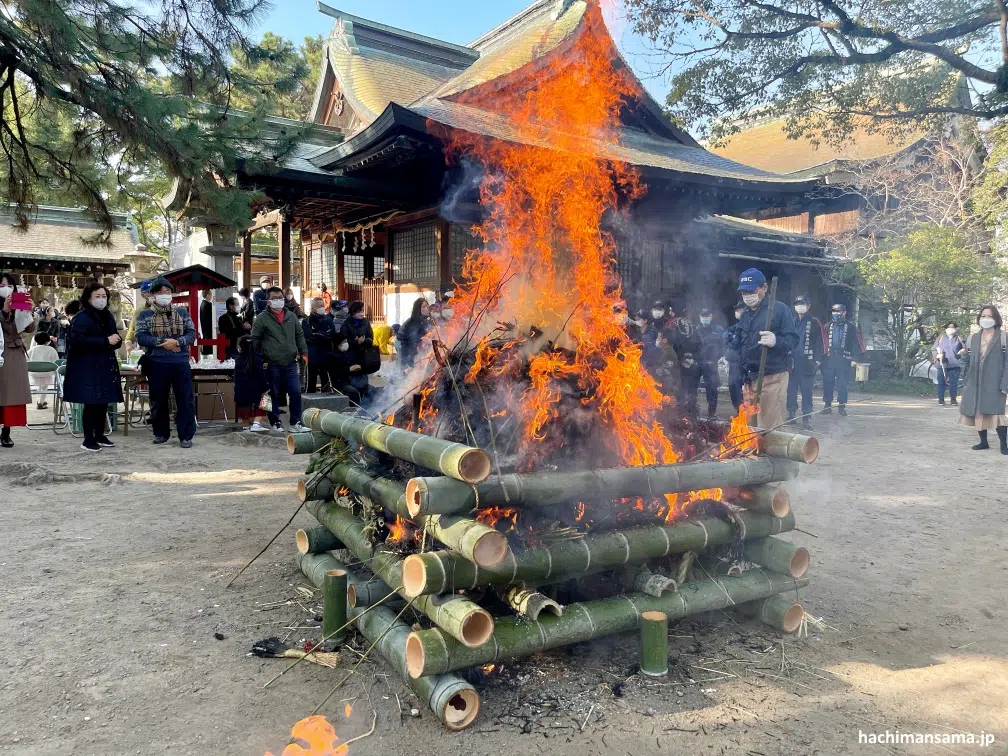 Ritual Dondoyaki (quemar adornos de Año Nuevo) durante el Koshogatsu o pequeño año nuevo japonés