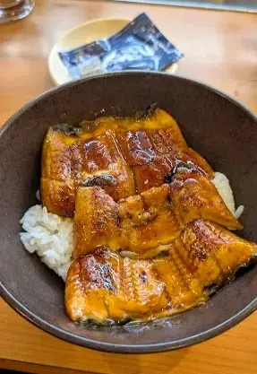 Kura Sushi (くら寿司), cadena de restaurantes de sushi giratorio (servido sobre cinta transportadora) bueno y barato