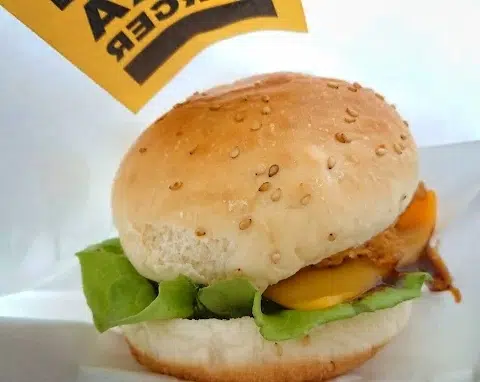 Kura Sushi (くら寿司), cadena de restaurantes de sushi giratorio (servido sobre cinta transportadora) bueno y barato