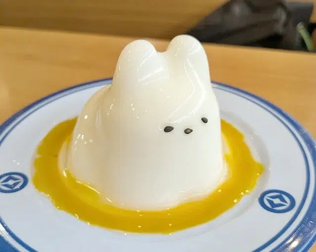 Kura Sushi (くら寿司), cadena de restaurantes de sushi giratorio (servido sobre cinta transportadora) bueno y barato