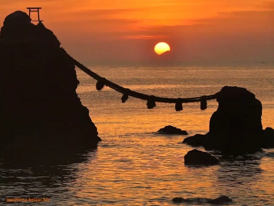 Rocas Casadas o Meoto Iwa (夫婦岩) del santuario Futami Okitama (二見興玉神社), en Mie, cerca de Ise Jingu