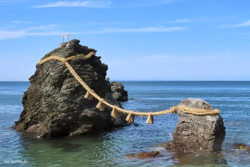 Rocas Casadas o Meoto Iwa (夫婦岩) del santuario Futami Okitama (二見興玉神社), en Mie, cerca de Ise Jingu