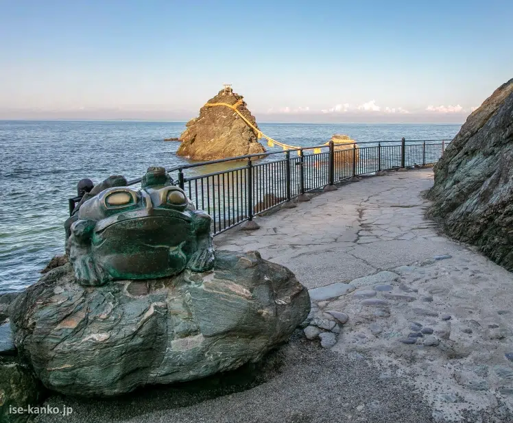 Rocas Casadas o Meoto Iwa (夫婦岩) del santuario Futami Okitama (二見興玉神社), en Mie, cerca de Ise Jingu