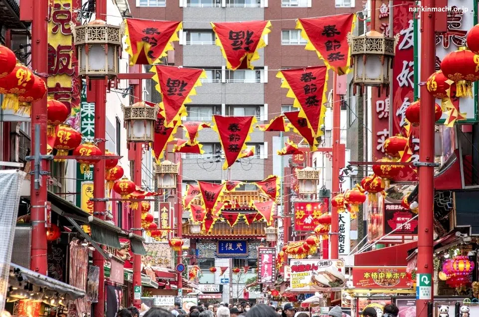 Banderines y linternas tradicionales colgando durante la celebración del Año Nuevo Chino en Nankinmachi, el barrio chino de Kobe