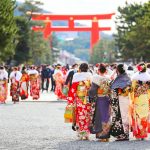 Día de la fiesta de la Mayoría de Edad en Japón o Seijin No Hi (成人の日), el segundo lunes de enero. Foto: chicas vestidas con kimono furisode paseando por un santuario el día de Seijin No Hi