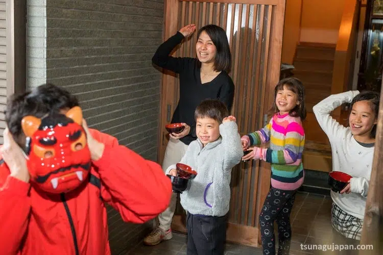 Ritual del mamemaki (豆まき) o lanzar habas de soja durante la celebración del Setsubun
